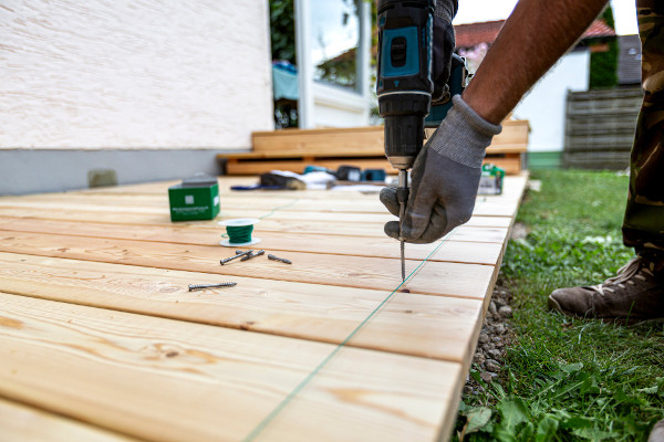 Building,Site,-,Laying,Larch,Floorboards,On,A,Terrace.,Installing
